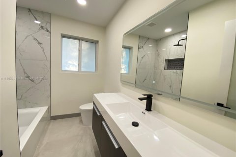 House in Wilton Manors, Florida 3 bedrooms, 152.73 sq.m. № 1891815 - photo 22