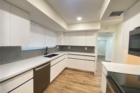 House in Wilton Manors, Florida 3 bedrooms, 152.73 sq.m. № 1891815 - photo 6