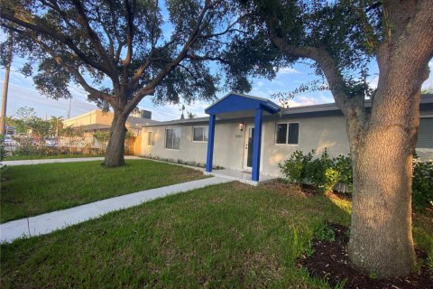 House in Wilton Manors, Florida 3 bedrooms, 152.73 sq.m. № 1891815 - photo 3