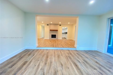 House in Wilton Manors, Florida 3 bedrooms, 152.73 sq.m. № 1891815 - photo 15