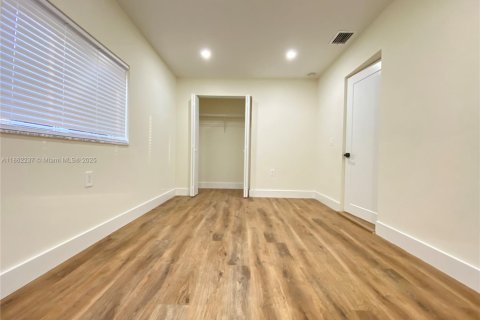 House in Wilton Manors, Florida 3 bedrooms, 152.73 sq.m. № 1891815 - photo 18