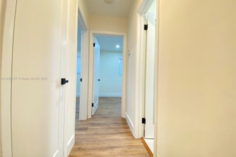 House in Wilton Manors, Florida 3 bedrooms, 152.73 sq.m. № 1891815 - photo 9