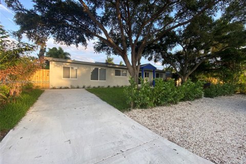 House in Wilton Manors, Florida 3 bedrooms, 152.73 sq.m. № 1891815 - photo 1