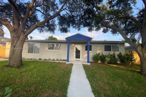 House in Wilton Manors, Florida 3 bedrooms, 152.73 sq.m. № 1891815 - photo 2