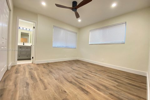 House in Wilton Manors, Florida 3 bedrooms, 152.73 sq.m. № 1891815 - photo 26