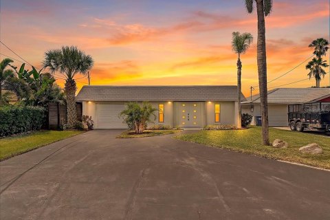 House in New Port Richey, Florida 4 bedrooms, 271.27 sq.m. № 2330224