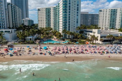 Condo in Hollywood, Florida, 2 bedrooms  № 1870071 - photo 23