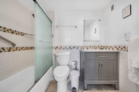 Condo in Hollywood, Florida, 2 bedrooms  № 1870071 - photo 19