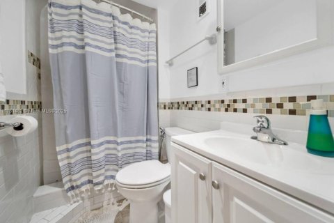 Condo in Hollywood, Florida, 2 bedrooms  № 1870071 - photo 16