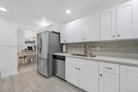 Condo in Hollywood, Florida, 2 bedrooms  № 1870071 - photo 13