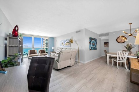 Condo in Hollywood, Florida, 2 bedrooms  № 1870071 - photo 9