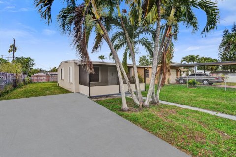 House in Opa-locka, Florida 2 bedrooms, 70.05 sq.m. № 2030607 - photo 10