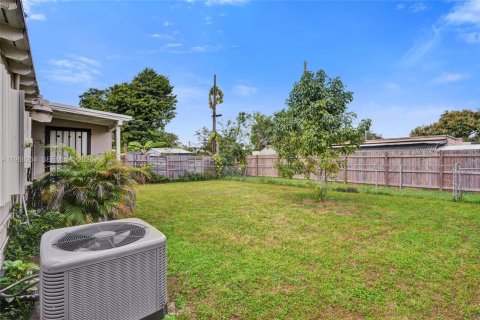 House in Opa-locka, Florida 2 bedrooms, 70.05 sq.m. № 2030607 - photo 14