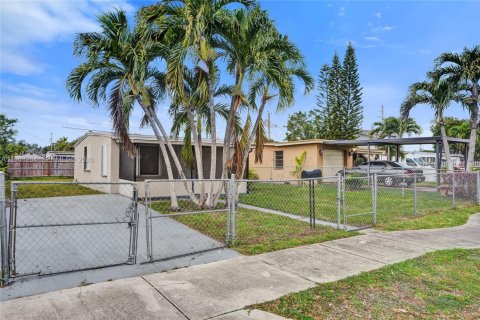 House in Opa-locka, Florida 2 bedrooms, 70.05 sq.m. № 2030607 - photo 6