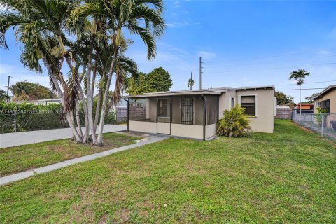 House in Opa-locka, Florida 2 bedrooms, 70.05 sq.m. № 2030607 - photo 9