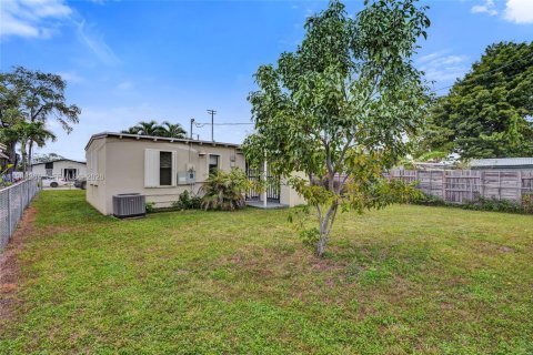 House in Opa-locka, Florida 2 bedrooms, 70.05 sq.m. № 2030607 - photo 13