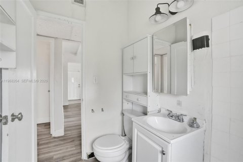 House in Opa-locka, Florida 2 bedrooms, 70.05 sq.m. № 2030607 - photo 23