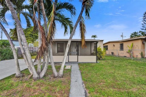 House in Opa-locka, Florida 2 bedrooms, 70.05 sq.m. № 2030607 - photo 8