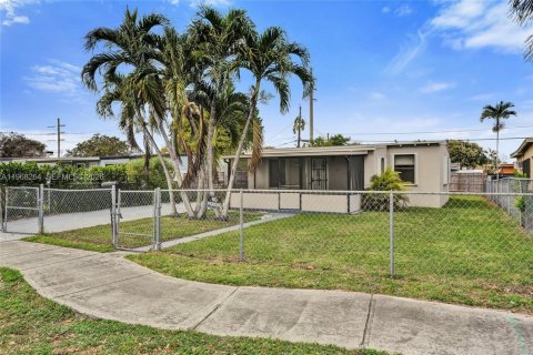 House in Opa-locka, Florida 2 bedrooms, 70.05 sq.m. № 2030607