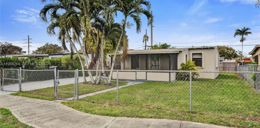 House in Opa-locka, Florida 2 bedrooms, 70.05 sq.m. № 2030607