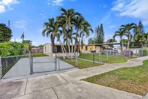 House in Opa-locka, Florida 2 bedrooms, 70.05 sq.m. № 2030607 - photo 12