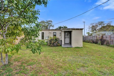 House in Opa-locka, Florida 2 bedrooms, 70.05 sq.m. № 2030607 - photo 7