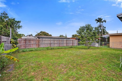 House in Opa-locka, Florida 2 bedrooms, 70.05 sq.m. № 2030607 - photo 15