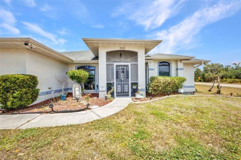 House in Port Charlotte, Florida 3 bedrooms, 188.78 sq.m. № 1680336 - photo 2
