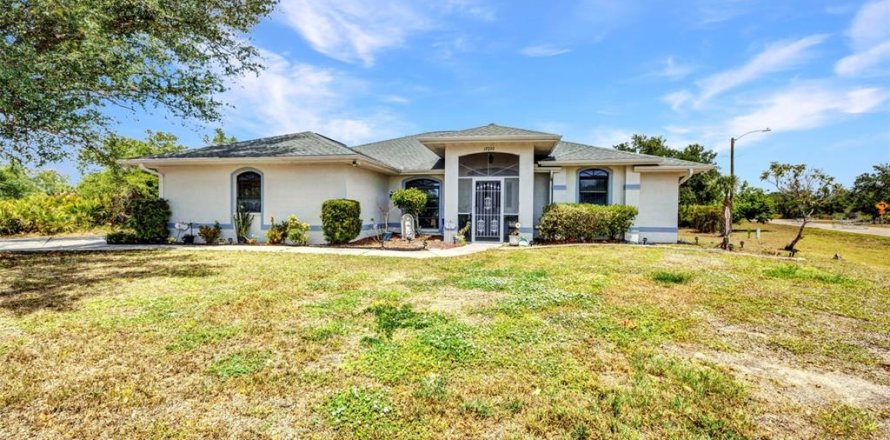House in Port Charlotte, Florida 3 bedrooms, 188.78 sq.m. № 1680336