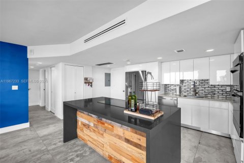 Condo in Miami Beach, Florida, 2 bedrooms № 2081378 - photo 6