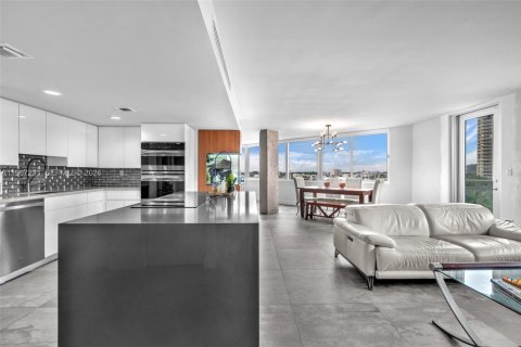 Condo in Miami Beach, Florida, 2 bedrooms № 2081378 - photo 2