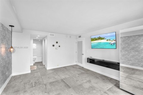 Condo in Miami Beach, Florida, 2 bedrooms № 2081378 - photo 17