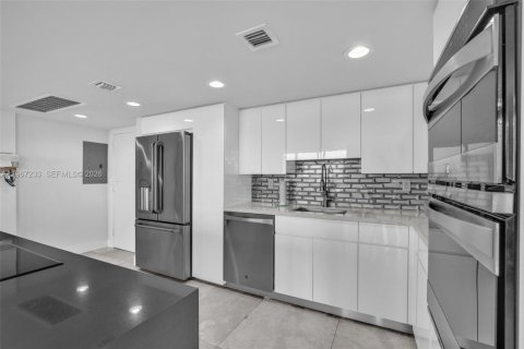 Condo in Miami Beach, Florida, 2 bedrooms № 2081378 - photo 4