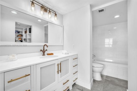 Condo in Miami Beach, Florida, 2 bedrooms № 2081378 - photo 18