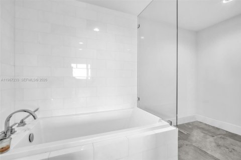 Condo in Miami Beach, Florida, 2 bedrooms № 2081378 - photo 19