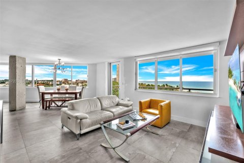 Condo in Miami Beach, Florida, 2 bedrooms № 2081378 - photo 7