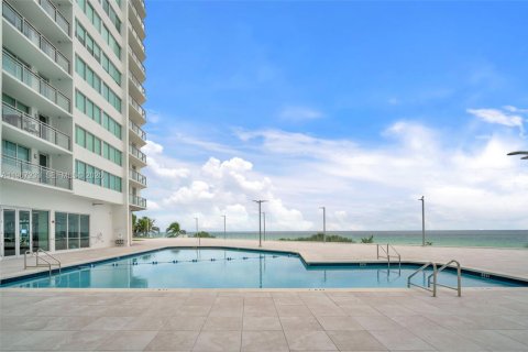 Condo in Miami Beach, Florida, 2 bedrooms № 2081378 - photo 23