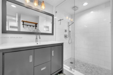 Condo in Miami Beach, Florida, 2 bedrooms № 2081378 - photo 14