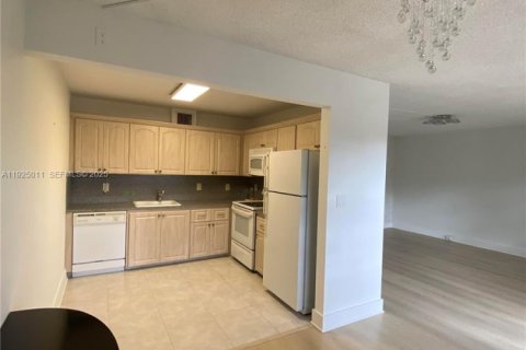 Condominio en venta en Coconut Creek, Florida, 2 dormitorios, 93.09 m2 № 1983849 - foto 2