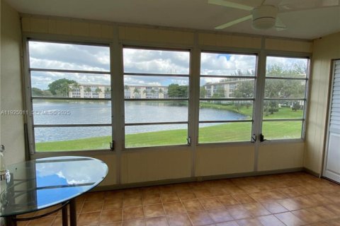 Condominio en venta en Coconut Creek, Florida, 2 dormitorios, 93.09 m2 № 1983849 - foto 14