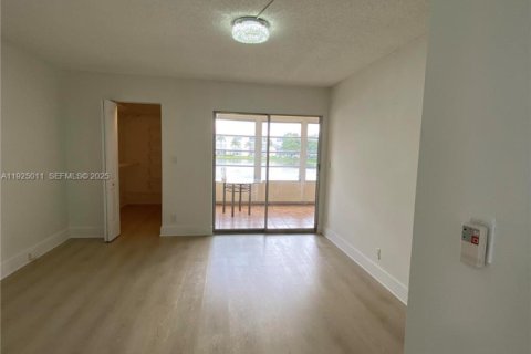 Condominio en venta en Coconut Creek, Florida, 2 dormitorios, 93.09 m2 № 1983849 - foto 10