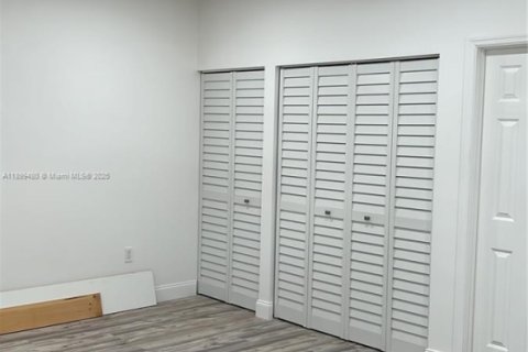 Propiedad comercial en alquiler en Miami, Florida, 1 dormitorio № 1951239 - foto 2
