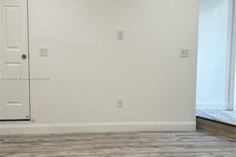 Propiedad comercial en alquiler en Miami, Florida, 1 dormitorio № 1951239 - foto 1