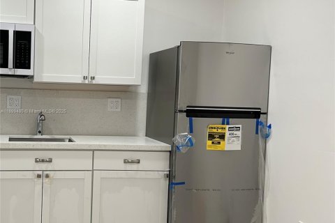 Propiedad comercial en alquiler en Miami, Florida, 1 dormitorio № 1951239 - foto 8