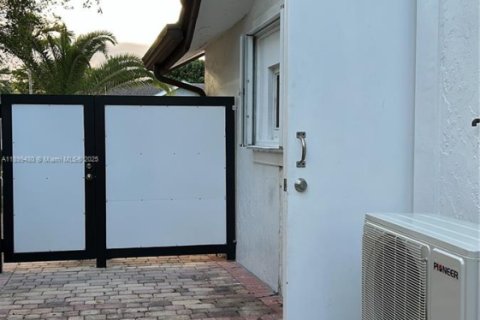 Propiedad comercial en alquiler en Miami, Florida, 1 dormitorio № 1951239 - foto 11