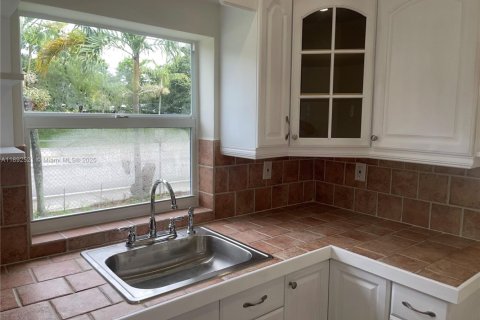 Снять в аренду виллу или дом в Майами, Флорида 3 спальни, 91.04м2, № 1946247 - фото 11