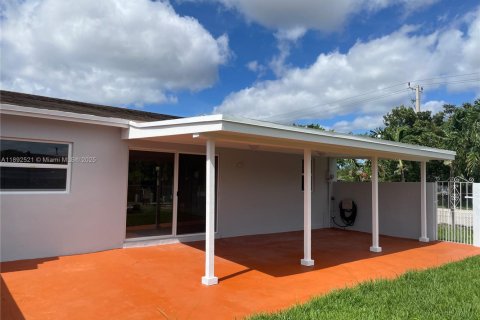 Снять в аренду виллу или дом в Майами, Флорида 3 спальни, 91.04м2, № 1946247 - фото 16