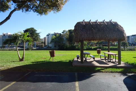 Condo in Miami, Florida, 1 bedroom  № 2012810 - photo 11