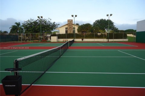 Condo in Miami, Florida, 1 bedroom  № 2012810 - photo 14