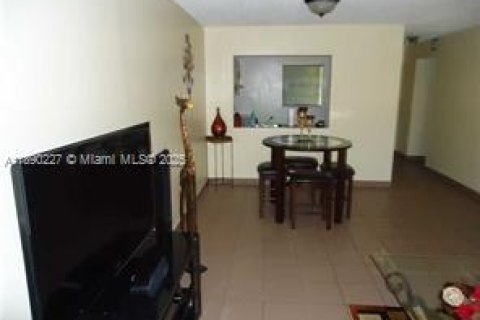 Condo in Miami, Florida, 1 bedroom  № 2012810 - photo 2
